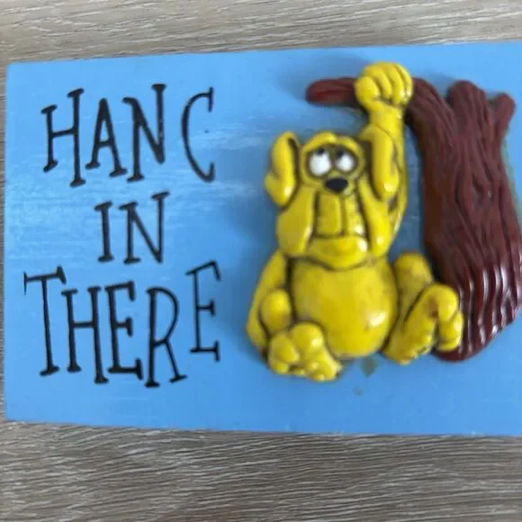 Vintage 1975 Wallace Berrie Hang In There Puppy Dog Wood Plaque Sign 70s MCM Blu - Picture 6 of 6